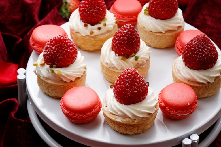 いちごをふんだんに味わえる「ストロベリーショートケーキ」「いちごマカロン」（写真）をはじめとしたガトー数種のほか、第2弾限定スイーツには、「とちおとめミルク」「マスカルポーネフレーズ」「いちごロールケーキ」などが並ぶ。