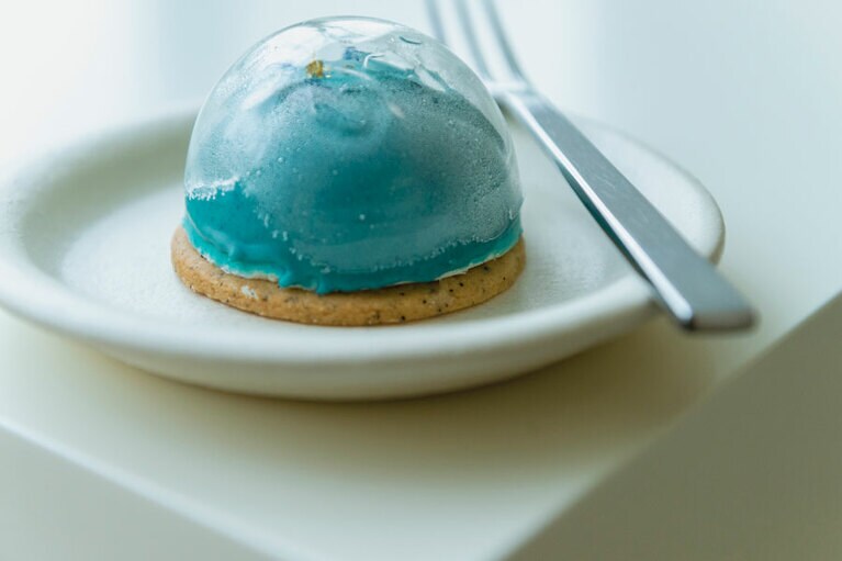 砂糖細工でコーティングされた「オアシス」W7,500。ブルーのムースは青い菊の花で着色。