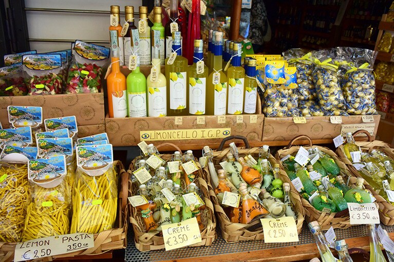 土産物店の軒先にはレモンにまつわるアイテムがずらり。