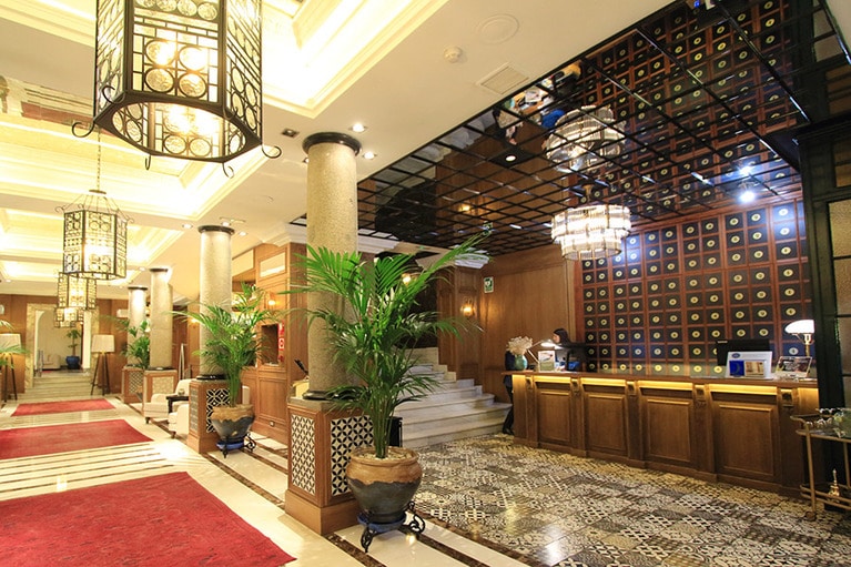 レセプションの壁にある小さな引き出しは、建物が銀行として使われていた時代の貸金庫の名残。