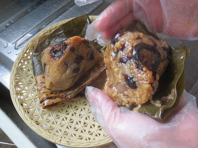 包んである竹の皮と笹の葉を開くと、美味しそうな中身が現れる。