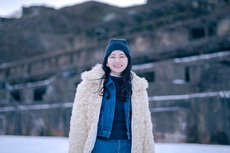 俳優・山田杏奈さんといく、世界遺産の島・佐渡島。雪景色の北沢浮遊選鉱場は神秘的な風景【通いたくなる島、佐渡】