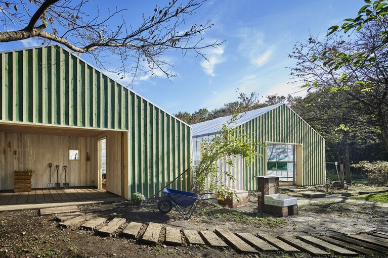 2棟並んだグリーンハウス。