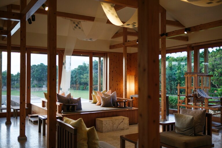 プールを臨む「ゆんたくラウンジ」。