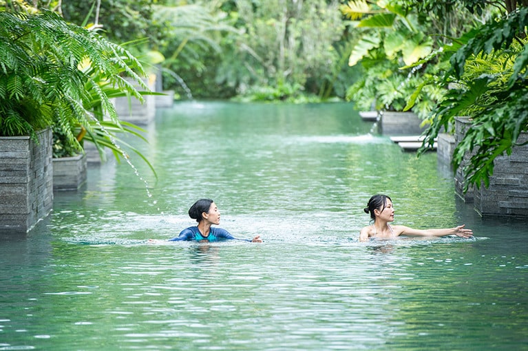 ヴィラを囲む運河プールは緑が近くて気持ちがいい！