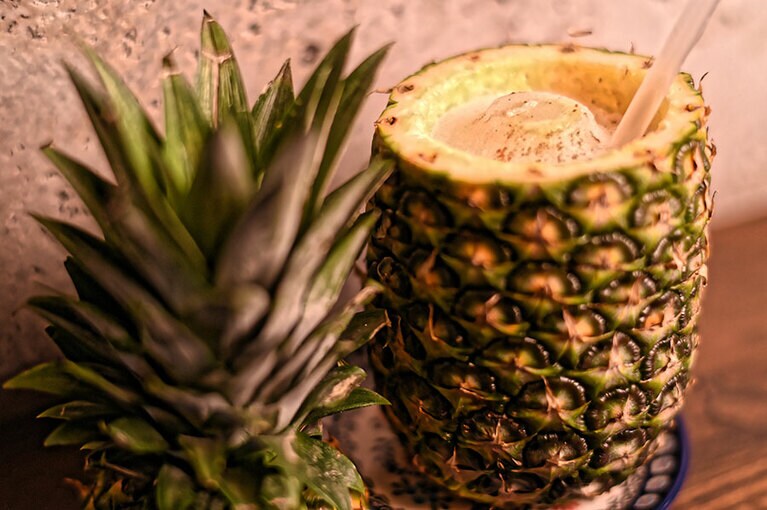 『セクシーコラーダ』1,800円。バカルディラムにパイナップルの果肉、ココナッツジュースを加えたスムージーのようなフローズンカクテル。パイナップルを丸ごと使う贅沢さ！