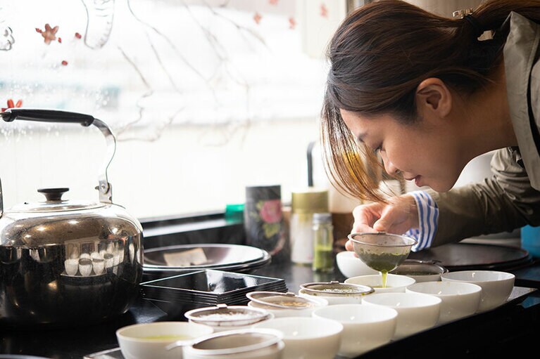 茶商のマル秘技術、「合組」を体験。