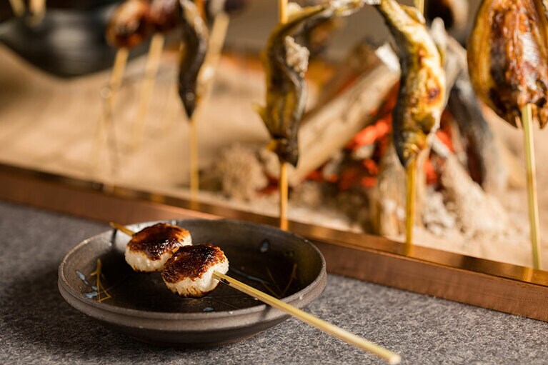 “五平餅”を自身で焼きながら味わう「五平餅と囲炉裏体験」は毎夕開催。宿泊ゲストは無料で参加できる。