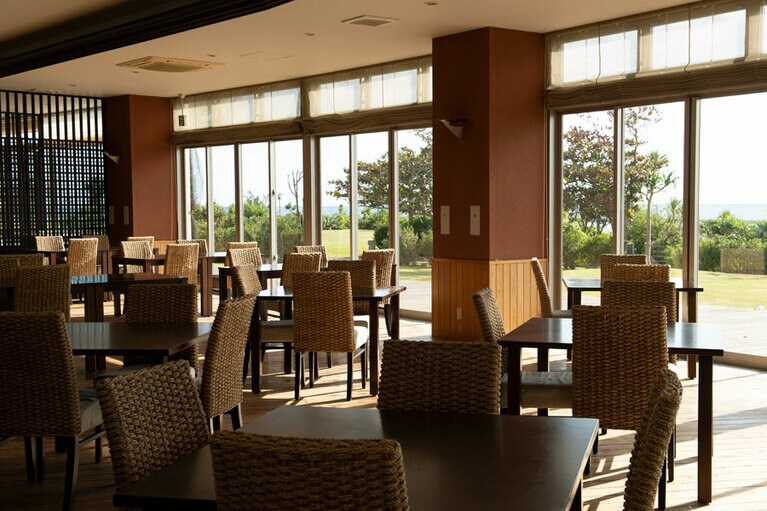 洗練されたモダンな空間が落ち着いた雰囲気漂う、広々としたダイニングフロア。