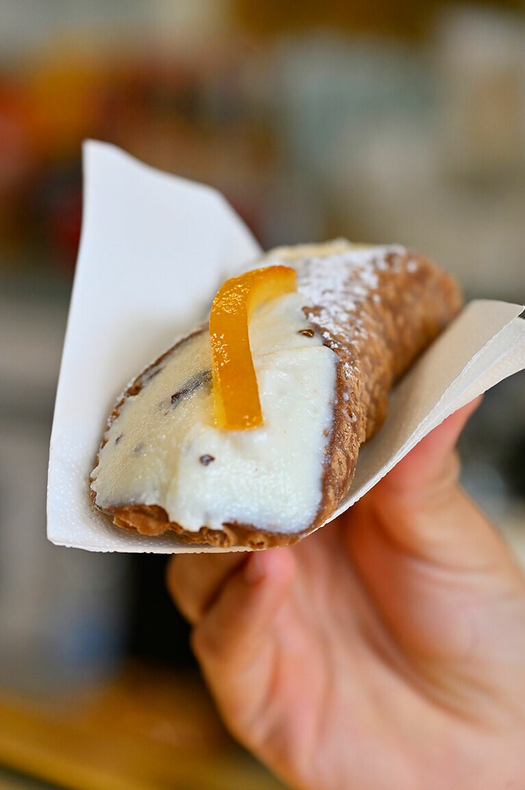 “カンノーロ”（3.5ユーロ）は、食べる直前にリコッタクリームを詰めるのが本場流。