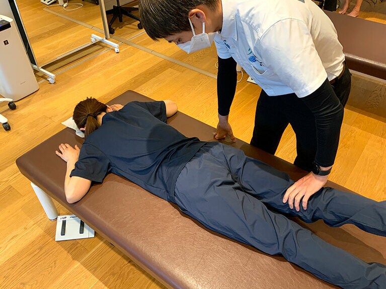 寝そべって足を上げた状態での痛みをチェック。