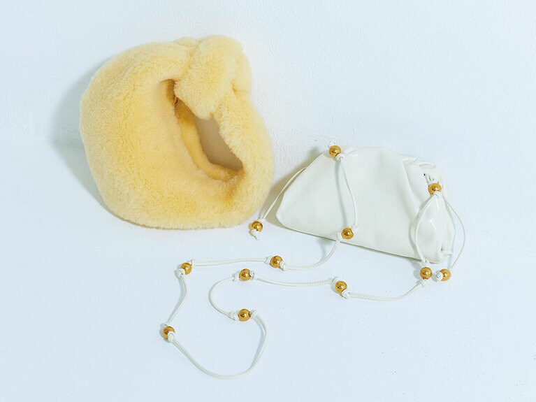 ミニ ザ・ジョディ シアリングバッグ H23×W27×D8cm 291,500円、ミニ ザ・ポーチ ホワイトバッグ H13×W22×D5cm 247,500円／ボッテガ・ヴェネタ(ボッテガ・ヴェネタ ジャパン)