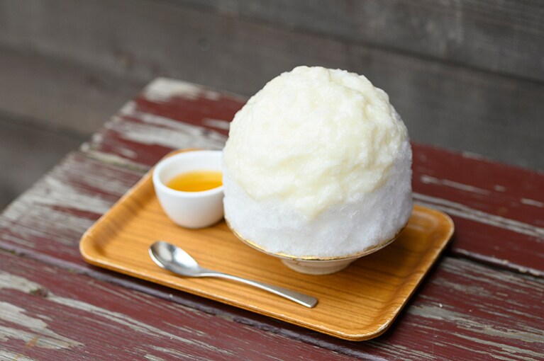 真っ白な佇まいが美しい「米米」。しょうがシロップ、またはいちごシロップ添え(選択可能)。1,300円。
