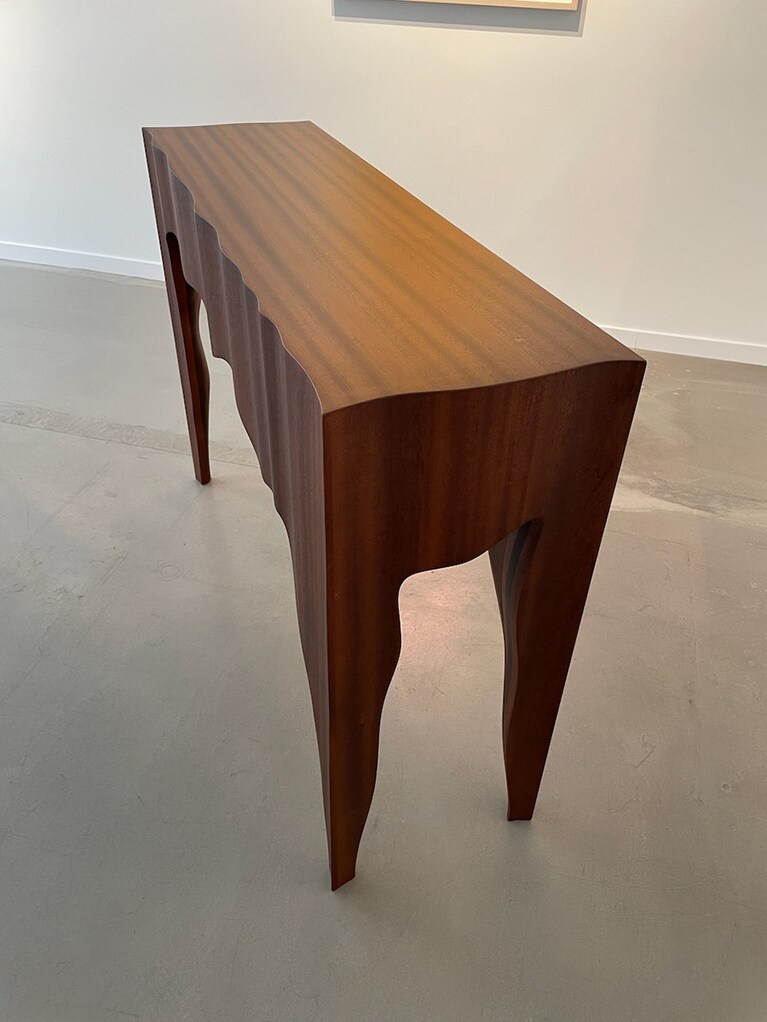 「Stallion」の表面は光の当たりかたで表情がちがって見える。小川撮影。