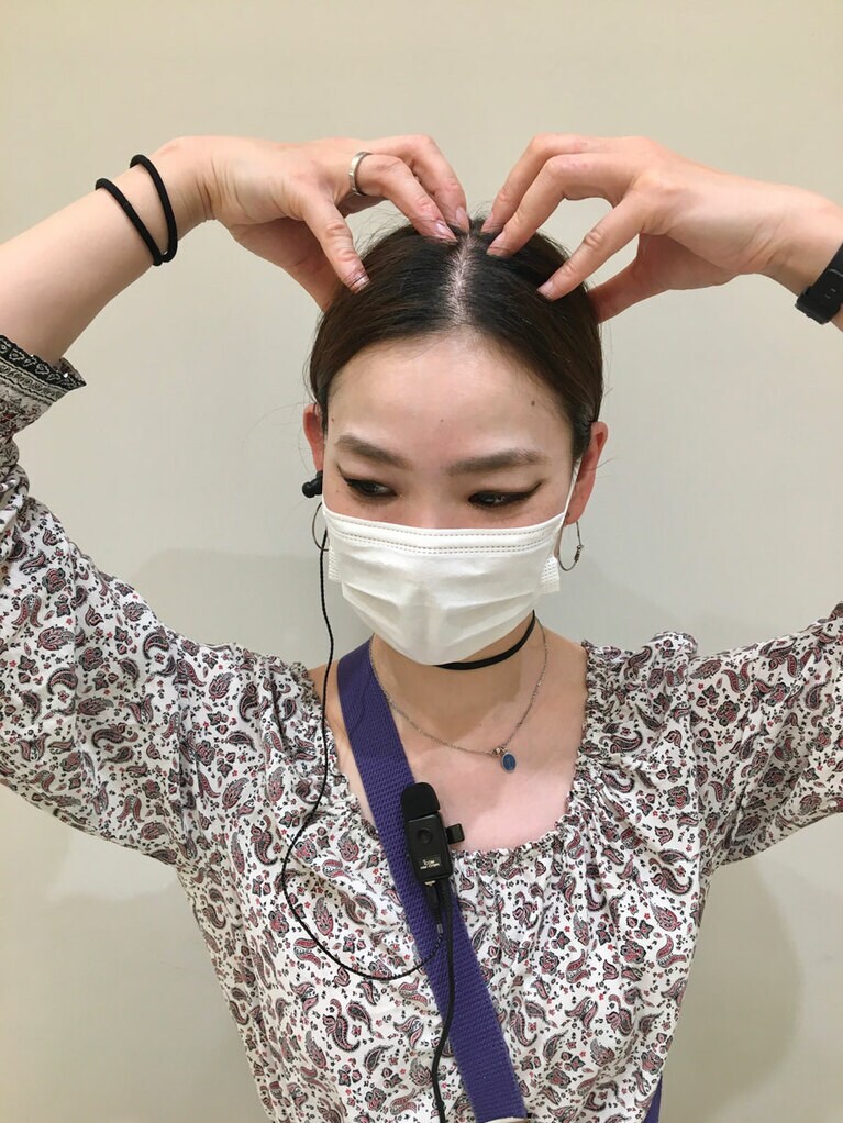 頭頂部から指一本外にあるツボを刺激。