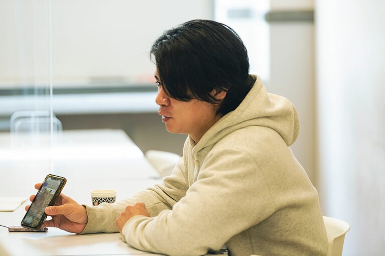 取材中、携帯の画像フォルダからはむはむの可愛い写真を見せてくれる野田さん。