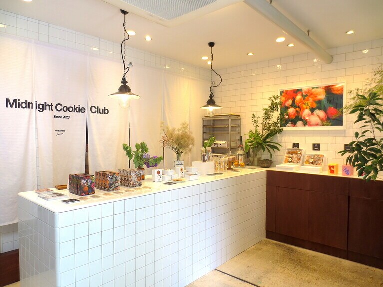 クッキーや焼き菓子が並ぶ店内のコーナー。