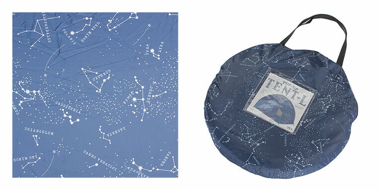 テント全体に星座柄が一面に広がるデザイン。中に入って見上げれば、気分も上がること間違いなし。折りたたむと小さくなる。