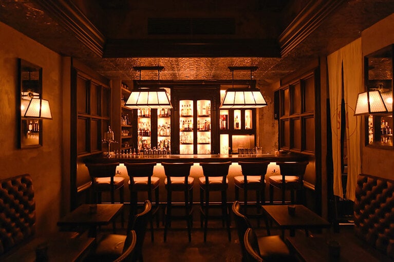 「Sip」と呼ばれる地下のフロアは、暗い空間に行燈のような灯りが浮かぶ、ドラマティックな空間。ゆっくり腰を据えて、趣向が凝らされたオリジナルカクテルを堪能したい。