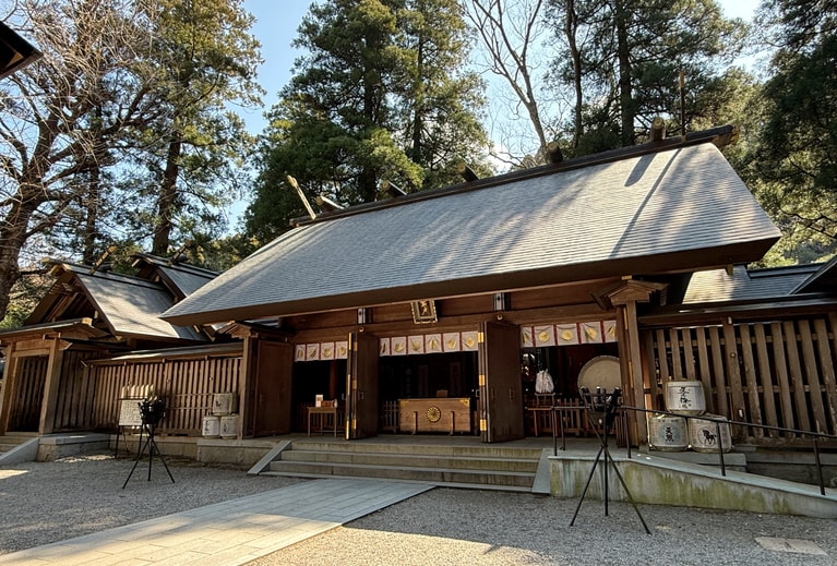 西本宮の本殿。30分に1回程度、本殿裏手のご神体を見学するツアーが催されている。