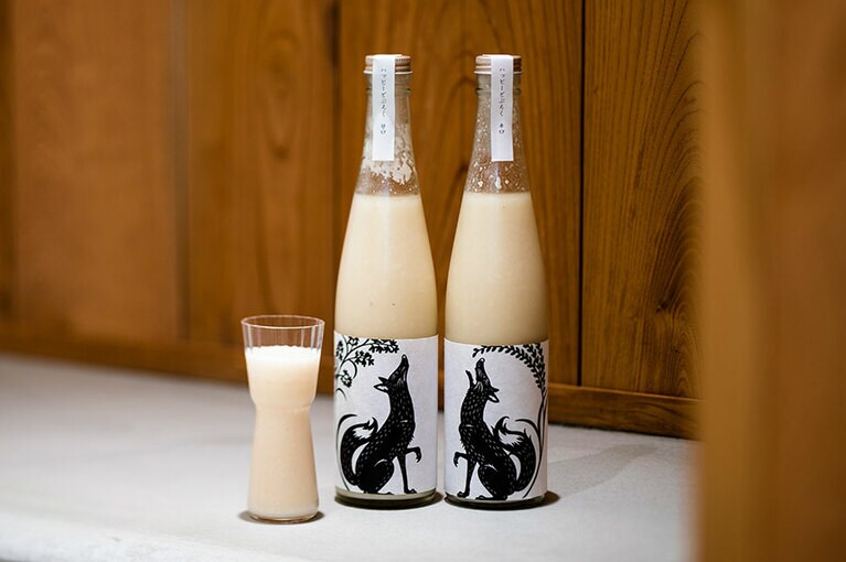 滋賀県のこだわりの米で造られた“ハッピー太郎醸造所のどぶろく”の辛口と甘口。各1,760円。