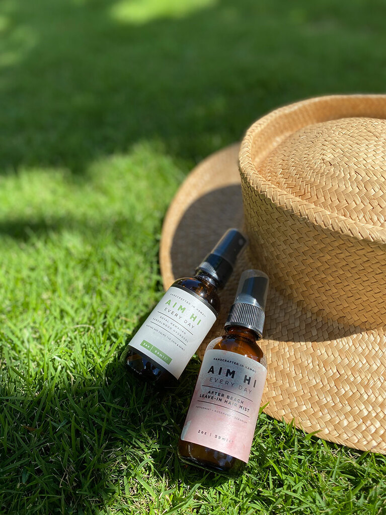 Royal Hawaiian Sandalwood Hydrosol 25ドル(左）、After Beach leave-in Hair Mist 25ドル(右）。