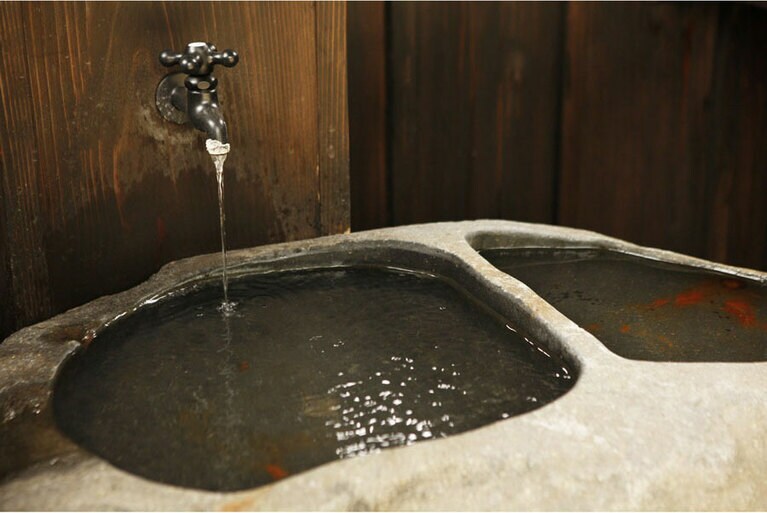 玄関脇にある飲泉処。食事の前後に飲むのがおすすめ。