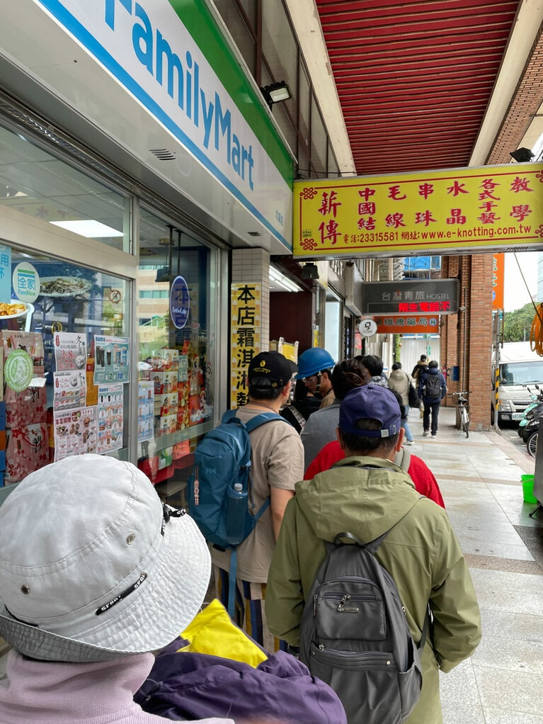 一般のお店の営業を始める前の時間帯に販売しているおにぎり屋台。