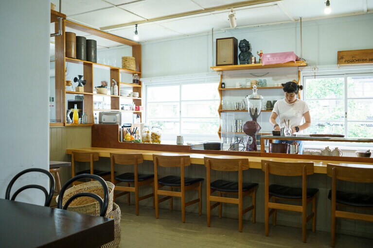 フロアは静謐な空気感。