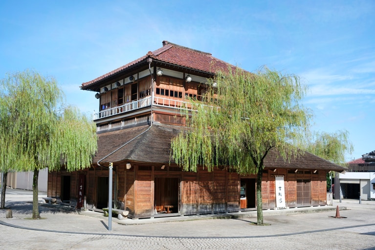 共同浴場の「古総湯」を中心とした、湯の曲輪（ゆのまがわ）な街並み。