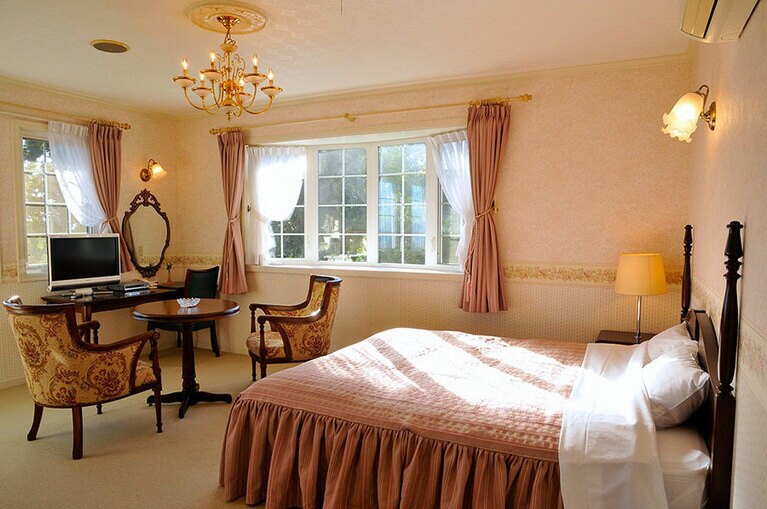 【伊豆高原 海の見えるプチホテル サン・トロぺ】ヨーロピアン調の家具でまとめられたエレガントな空間。