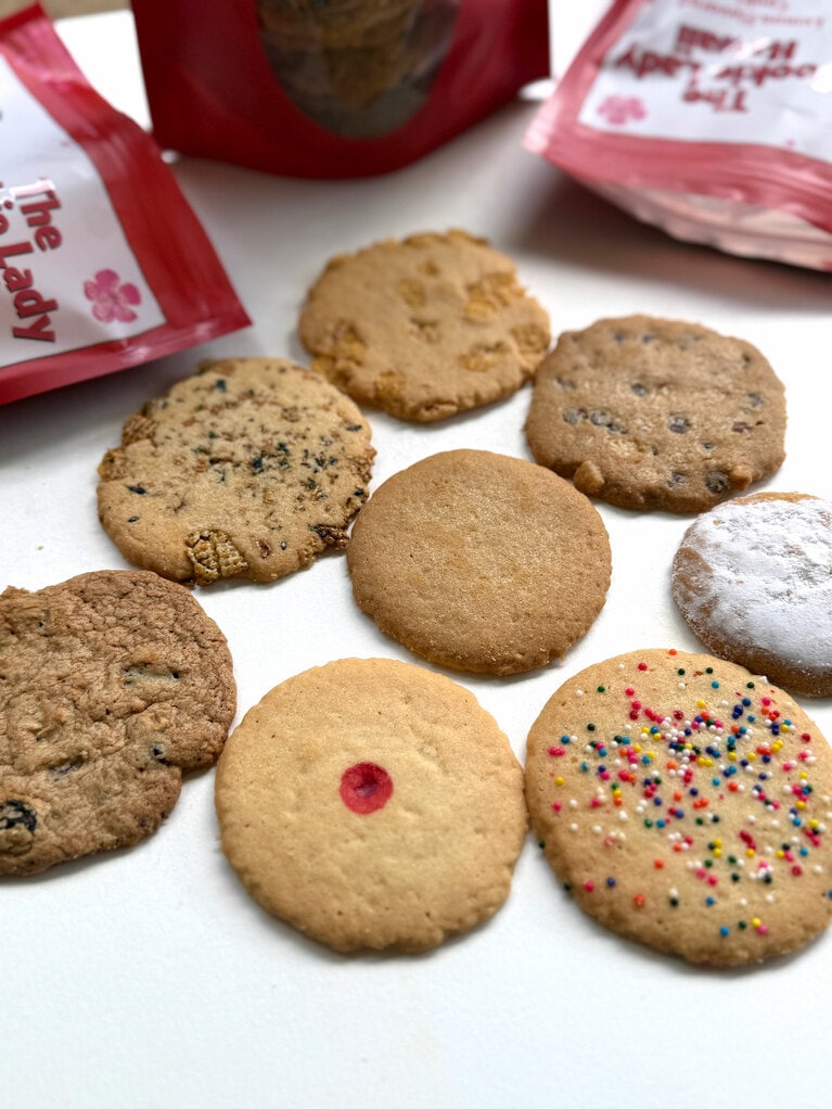 手に取ると、１枚１枚が薄く丁寧に焼き上げられていることがよくわかります。繊細な食感へのこだわりが詰まったクッキーです。