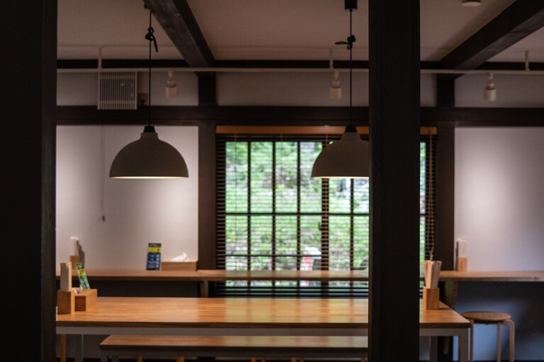 食堂では、地元名物の「吉田のうどん」や甘味、ドリンクを提供している。