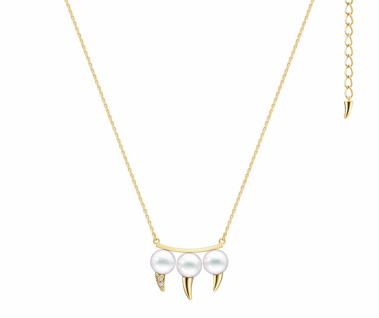 デインジャー ファング ネックレス（YG／あこや真珠／ダイヤモンド）。440,000円。