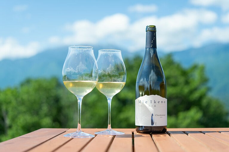 ストレッチで心身を解放した後は、減農薬で育ち、手作業で収穫した葡萄でつくる「ミエ・イケノ シャルドネ2016」を堪能。