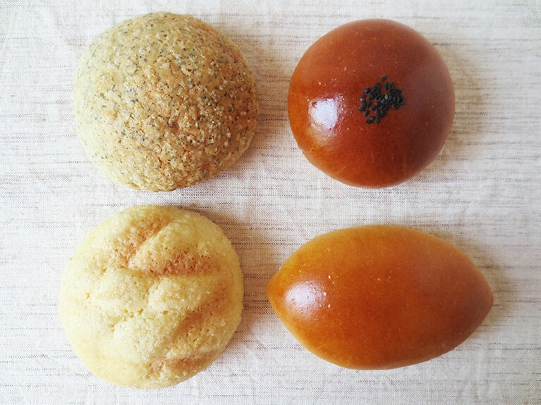 菓子パン色々。左上から時計まわりに「紅茶のメロンパン」150円、「あんぱん」130円、「クリームパン」150円、「メロンパン」140円。