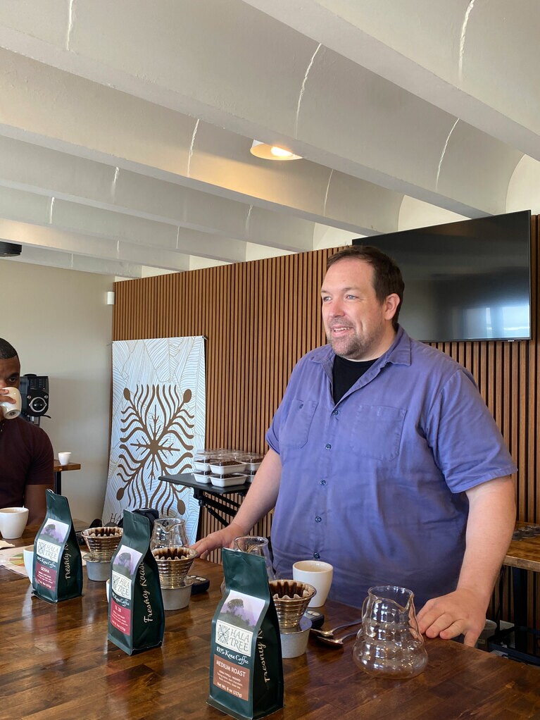 カフェの責任者ブライアンさんは、バリスタの審査員でもあります。ハラツリーコーヒーの魅力、コナコーヒーのおいしさをこの場所から多くの人に伝えています。