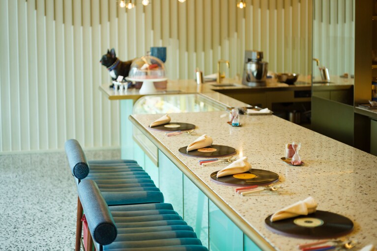 ウェルカムプレートはリアルなレコード。ほかにソファ席も。