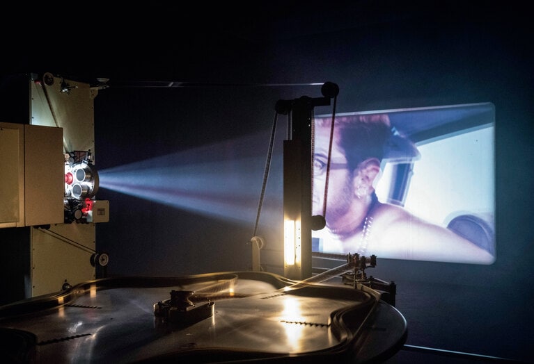 2026年2月25日まで、特別プロジェクトとしてアレハンドロ・G・イニャリトゥによるフィルムインスタレーション《Sueño Perro》を開催中。