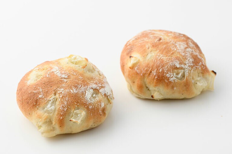 淡路の玉葱パン 各190円。