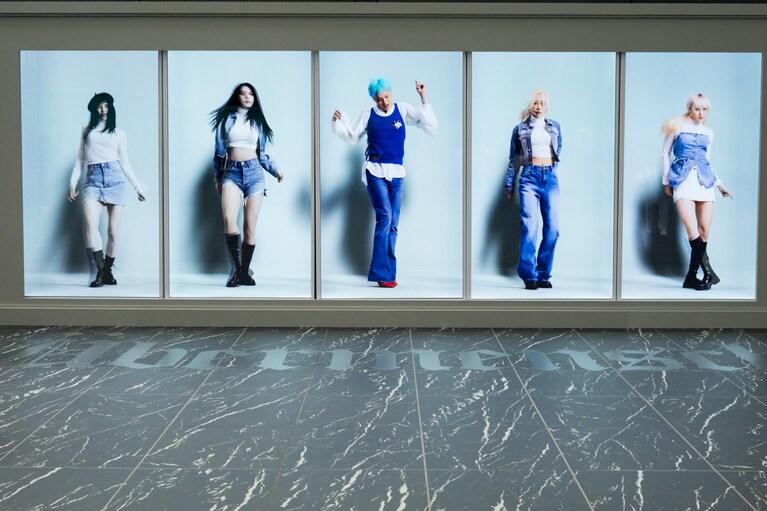 この展示限定で、『TAKE ME』など2曲のパフォーマンスが見られる。