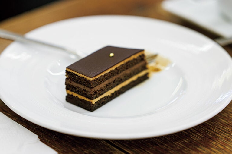 松本さんは迷った末にやっぱりオペラをチョイス。「ここのオペラは何個でも食べられちゃう。贈りものにはマドレーヌやサブレもいい」（松本 隆さん）1個 408円／パティスリー モンプリュ