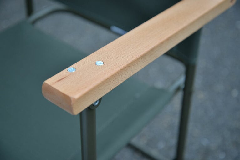 手触りがよく温もりのあるアーム。