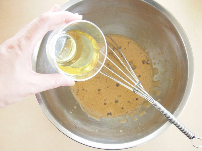 (2) グレープシードオイルを入れて、さらに混ぜます。