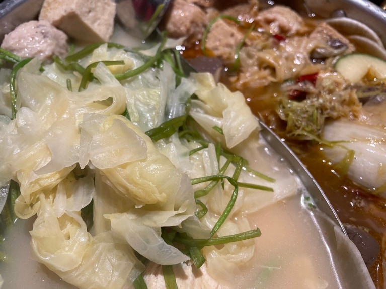 煮込みに入る前にスタッフが具材をスープに浸し、鍋の中に入っている出汁用の牛骨を取り除いてくれるのでご安心を。