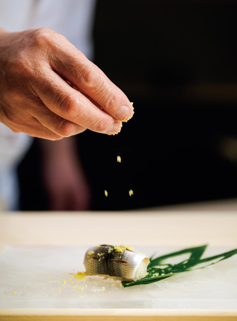 つまみと握り22～23品で構成される「富士 匠」コースより。黄身酢おぼろも美しいコハダの握りは白酢のシャリで。米は兵庫県産キヌヒカリを使用。