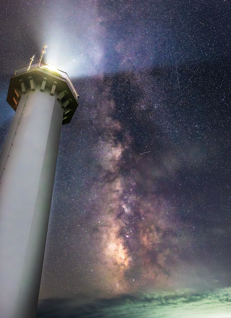 「光の道標」　大西理奈 2024年6月11日、佐渡市沢崎鼻灯台