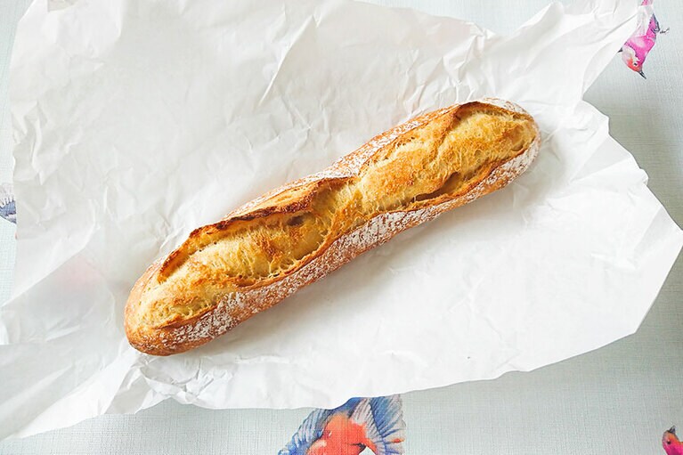 全長28センチのバゲット。素敵な弾力が、明日も引き続き柔らかいかもと予感させる。