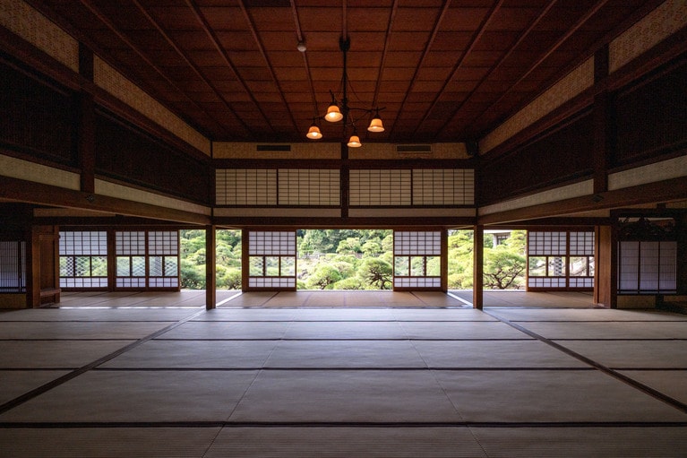 松濤園に面した大広間。洋風の照明が不思議とマッチする。