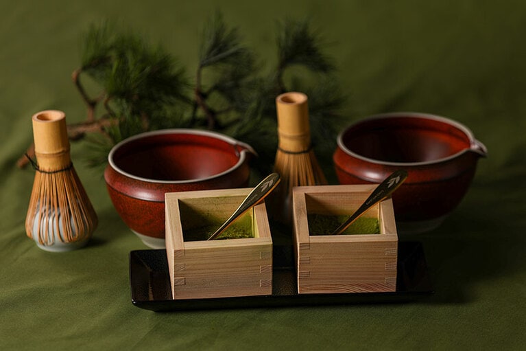 ウェルカムドリンクは、味わいの異なる2種の抹茶「梅の白」と「雅」。“点茶体験”ができるのが最大のポイント。